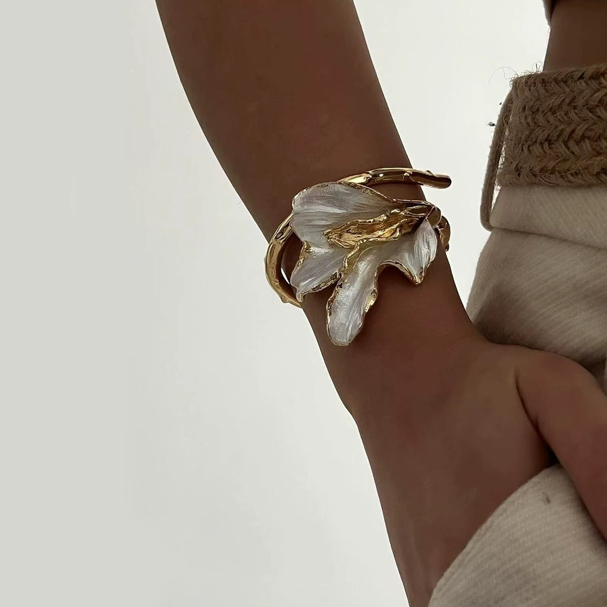 European and American horseshoe lily of the valley flower retro metal bracelet flower opening high-end light luxury niche bracelet spray paint jewelry