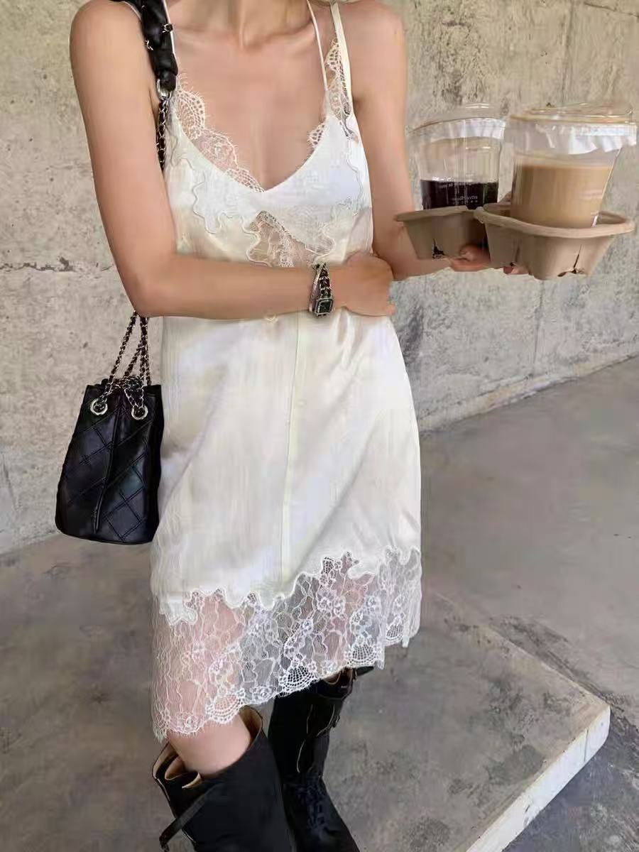 Robe blanche unique style français en acétate à bretelles pour vacances à la plage